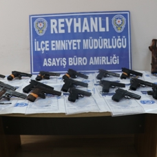 Reyhanlı'da düzenlenen kaçakçılık operasyonunda onlarca tabanca ele geçirildi
