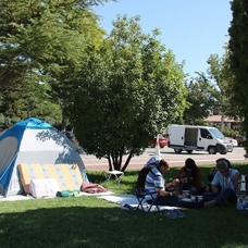 Malatya'da depremler nedeniyle bazı vatandaşlar parklarda sabahladı