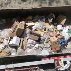 Isparta'da bir aileye ait ev ve depodan 7 kamyon çöp çıktı