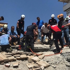 Gaziantep'te yıkım sırasında çöken binanın altında kalan operatörü kurtarma çalışması başlatıldı