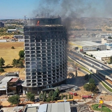 Gaziantep'te kullanılmayan 17 katlı otelde çıkan yangına müdahale ediliyor