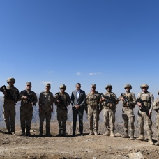 Hakkari Valisi Çelik'ten üs bölgelerindeki askerlere ziyaret