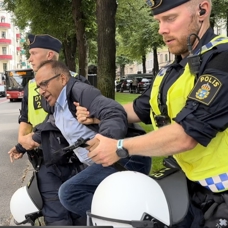 İsveç'ten bir skandal daha! Kur'an'a saldıranı değil tepki göstereni gözaltına aldılar