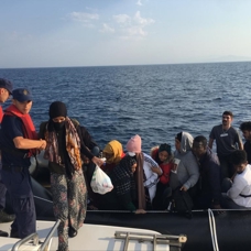 Sahil Güvenlik ekipleri tarafından İzmir açıklarında 17 düzensiz göçmen kurtarıldı