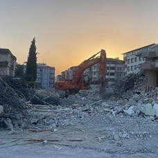 Hatay'da ağır hasarlı 5 bina kontrollü şekilde yıkıldı