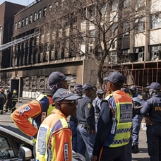 Güney Afrika'daki yangında ölen 74 kişiden 62'sinin kimliği henüz belirlenemedi