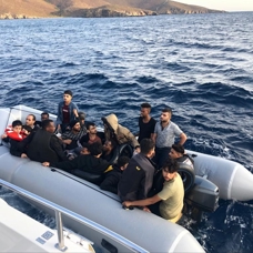İzmir açıklarında 71 düzensiz göçmen yakalandı 