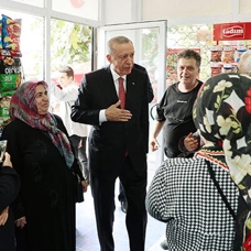 Başkan Erdoğan'dan esnaf ziyareti! Kutu ve siftahı hatıra olarak saklayacak
