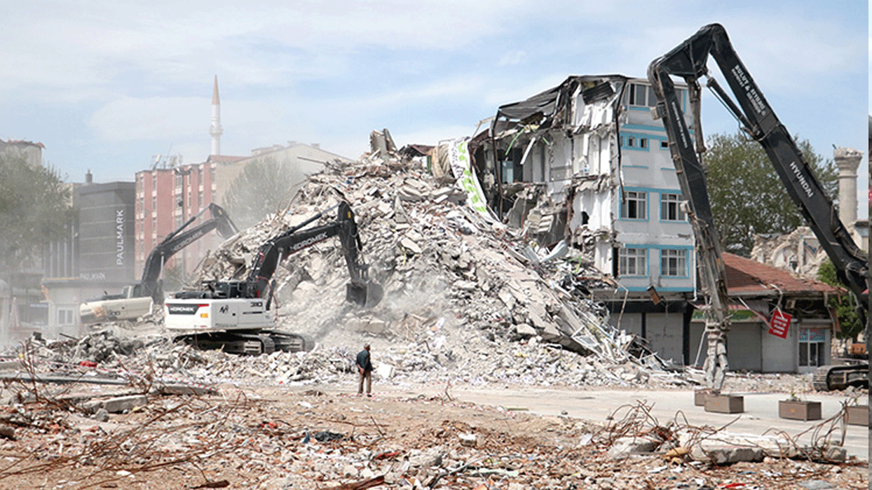 Deprem bölgesinde ağır hasarlı binaların yıkımı sürüyor