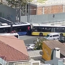 İBB'nin olaysız günü yok: Eminönü'nde İETT otobüsü tramvaya çarptı