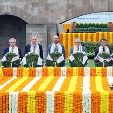 Başkan Erdoğan, Mahatma Gandhi'nin anıt mezarını ziyaret etti