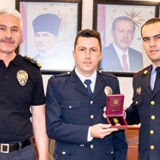 Türkiye-Ermenistan maçında Azerbaycan bayrağına saygı gösteren Türk polis memuruna madalya