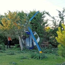 Afyonkarahisar'da iniş sırasında ağaçlara takılan helikopter düştü