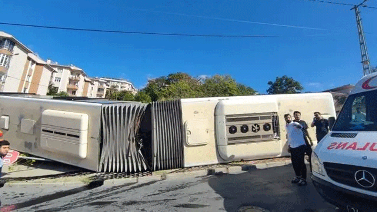 Başakşehir'de İETT otobüsü rampada devrildi: Yaralı yolcular var