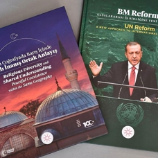 Başkan Erdoğan, BM liderlerine kitap takdim etti