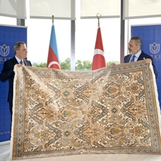 Azerbaycan Dışişleri Bakanı Bayramov, Bakan Fidan'a Karabağ halısı hediye etti