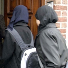 Fransa'da kıyafeti yüzünden derslere alınmayan Müslüman öğrenci, gördüğü ayrımcılığı BM'ye taşıdı