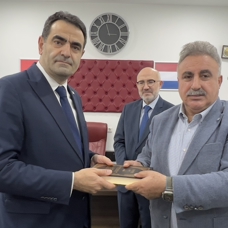Hollanda'da ırkçı liderin yırttığı Kur'an-ı Kerim Türkiye tarafından teslim alındı