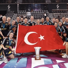 Süper Kupa'yı kazanan Şampiyon Fenerbahçe, yurda döndü