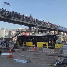 İstanbul'da metrobüs duraklarında yoğunluk yaşandı