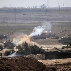 Gazze sınırında tank hareketliliği: İsrail öbüslerle vuruyor