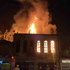 İstanbul Fatih'te büyük yangın! Müze küle döndü