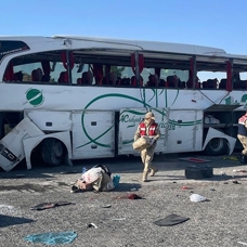Şanlıurfa'da otomobille çarpışan otobüsün devrilmesi sonucu 2 kişi öldü, 25 kişi yaralandı