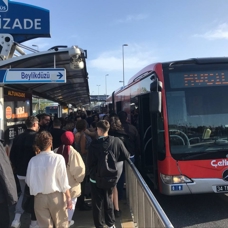 Bir İstanbul klasiği: Metrobüs arızası nedeniyle seferler aksadı