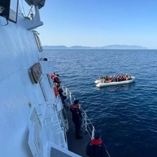 Aydın'da lastik botta 37 düzensiz göçmen kurtarıldı