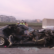 Anadolu Otoyolu'nda feci kaza! Lüks otomobil kağıt gibi ezildi