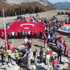 300 dağcı, Cumhuriyet'in 100. yılını Keldaz Dağı'na tırmanarak kutladı