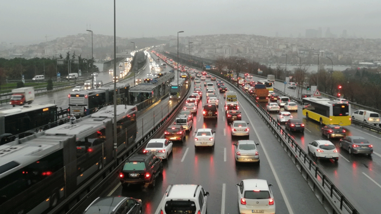 İstanbul'da şiddetli yağmur: Trafik felç oldu