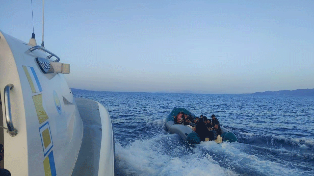 Ayvalık açıklarında 79 düzensiz göçmen yakalandı