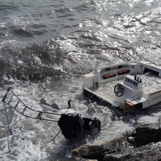 Bodrum'da fırtına: Tekneler kayalıklara sürüklenip parçalandı
