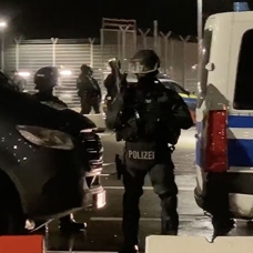 Hamburg Havalimanı'nda silahlı bir kişinin aracıyla aprona girmesi üzerine hava trafiği durduruldu