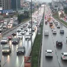 İstanbul trafiğinde yağmur çilesi