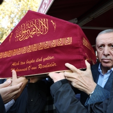 Muhterem Coşan'a son görev: Başkan Erdoğan tabuta omuz verdi 