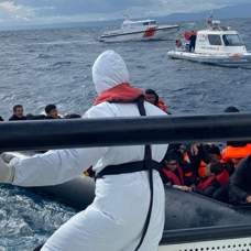 Yunanistan'ın ölüme terk ettiği 45 düzensiz göçmen kurtarıldı