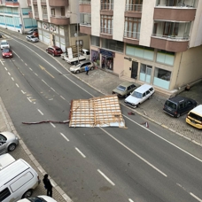 Trabzon'da fırtınanın uçurduğu çatı felakete yol açıyordu