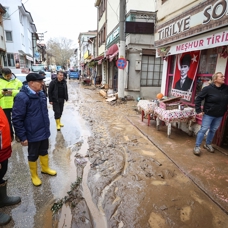 Bursa'da sel hayatı olumsuz etkiledi... Sokaklar sular altında