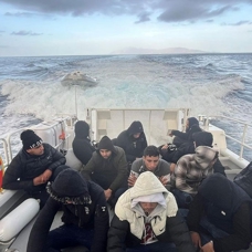 Yunanistan geri itti, 14 düzensiz göçmeni Türkiye kurtardı