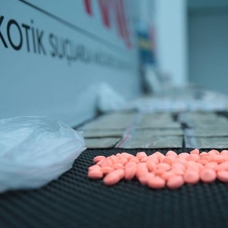 Turşu bidonlarından 498 gram sentetik uyuşturucu bulundu 