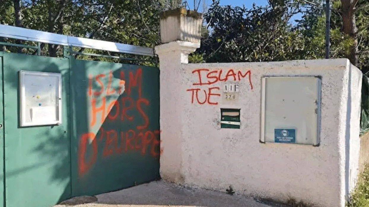 Fransa'da Müslüman düşmanlığı... Mescidin kapısına İslam karşıtı yazılar yazıldı