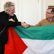 Waters, Kolombiya Cumhurbaşkanı Petro ile "Filistin" bayrağı açtı