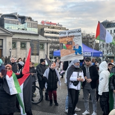 Berlin sokaklarında Filistinliler için dayanışma gösterisi