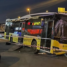 İETT otobüsüyle otomobil çarpıştı: 1 yaralı