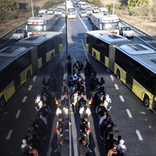 Metrobüsler yetersiz kaldı... İstanbullu yoğunluktan ve arızalardan şikayetçi