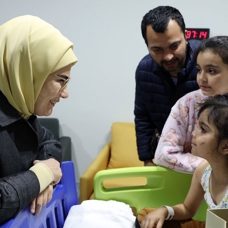 Emine Erdoğan'dan şefkat eli: Filistinli çocukları hastanede ziyaret etti