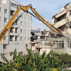 İskenderun'da ağır hasarlı binalar yıkılıyor