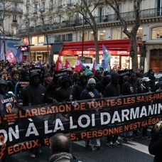 Fransa'da tartışmalı göç tasarısına karşı çıkanlar sokağa indi